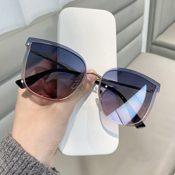 Ochelari de damă cu rame subțiri - formă pătrată