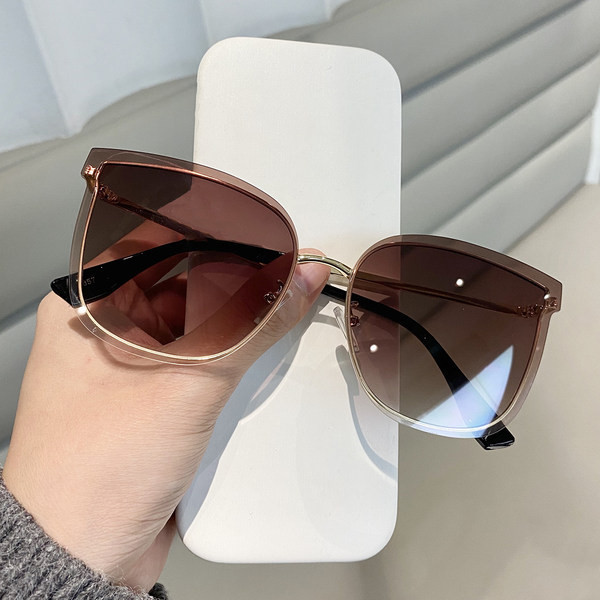 Ochelari de damă cu rame subțiri - formă pătrată