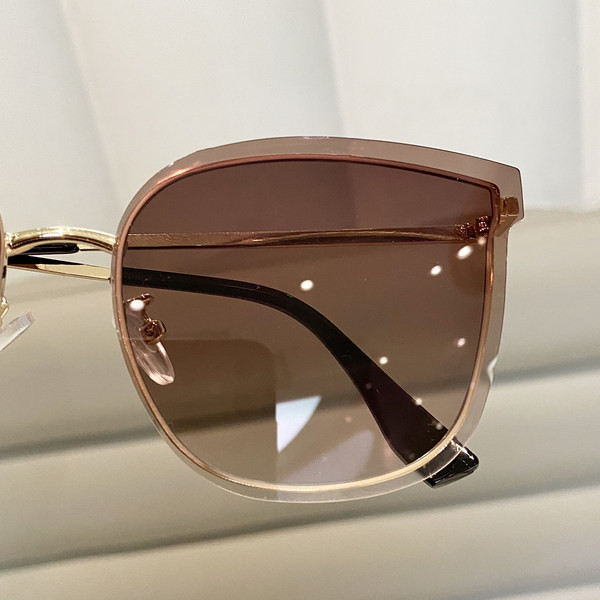 Ochelari de damă cu rame subțiri - formă pătrată