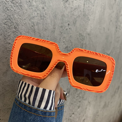 Model nou de ochelari topici dama in forma patrata