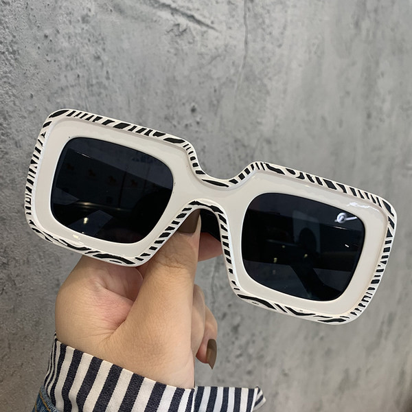 Model nou de ochelari topici dama in forma patrata