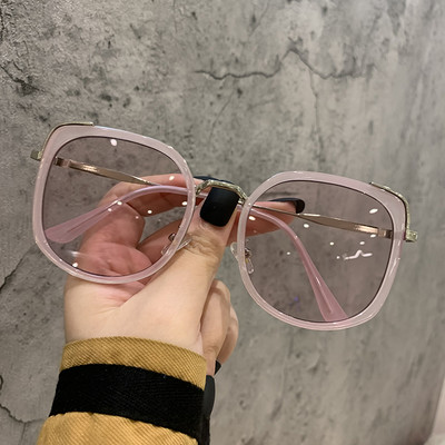 Model nou de ochelari de dama cu rame subtiri in forma patrata