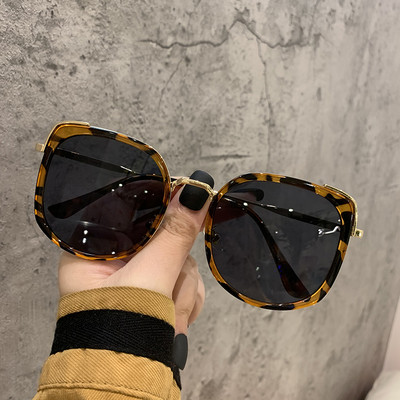 Model nou de ochelari de dama cu rame subtiri in forma patrata