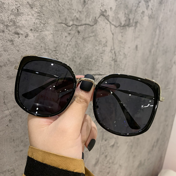 Model nou de ochelari de dama cu rame subtiri in forma patrata