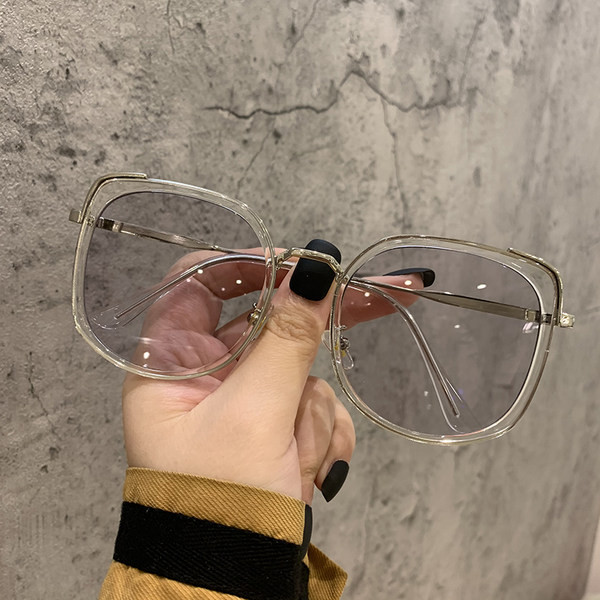 Model nou de ochelari de dama cu rame subtiri in forma patrata