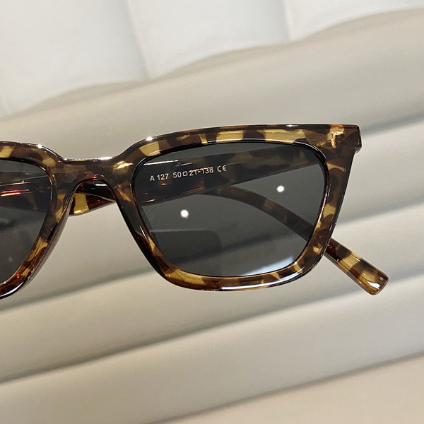 Jauns sieviešu briļļu modelis ar krāsainu rāmi