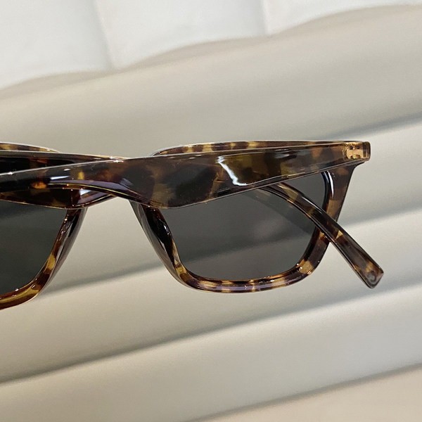 Jauns sieviešu briļļu modelis ar krāsainu rāmi