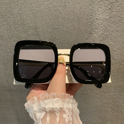 Ochelari topici de dama cu un model patrat cu rama subtire