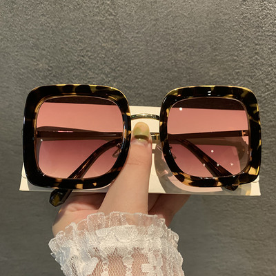 Ochelari topici de dama cu un model patrat cu rama subtire