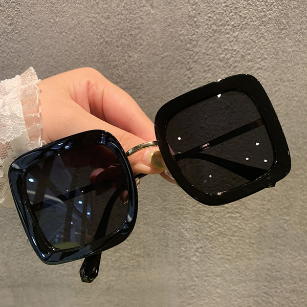 Ochelari topici de dama cu un model patrat cu rama subtire