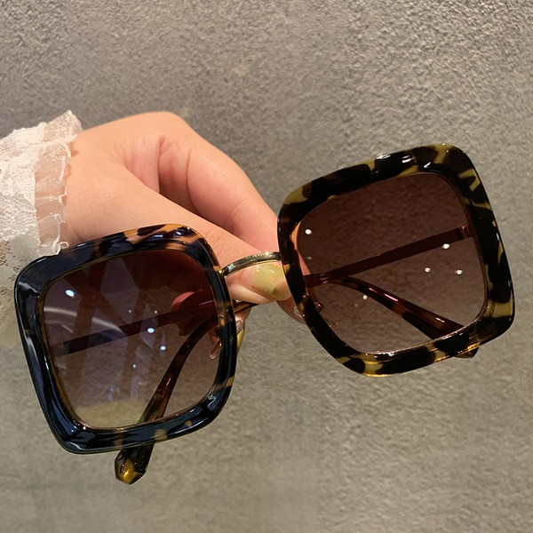 Ochelari topici de dama cu un model patrat cu rama subtire