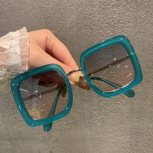 Ochelari topici de dama cu un model patrat cu rama subtire