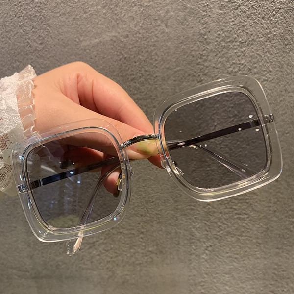 Ochelari topici de dama cu un model patrat cu rama subtire