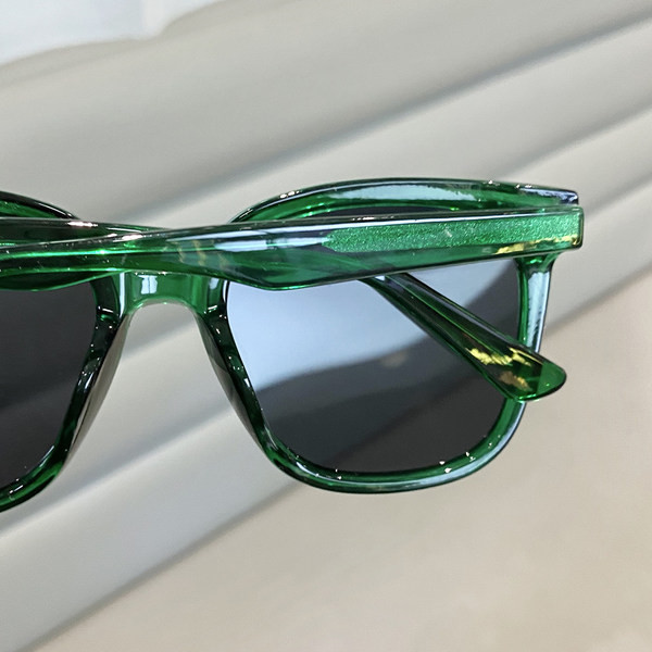 Sieviešu ikdienas brilles ar krāsainu rāmi