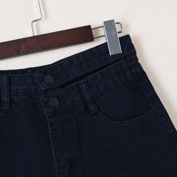 Pantaloni scurți de damă din denim cu nasturi