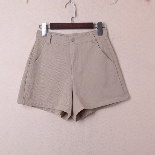 Sieviešu vasaras šorti ar kabatām un pogām