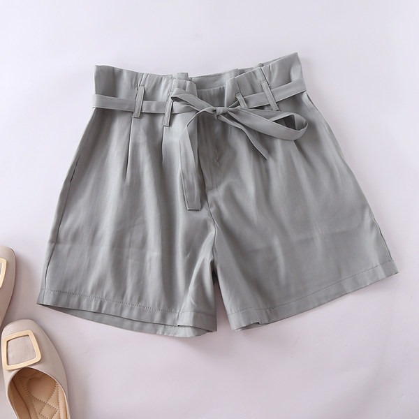 Sieviešu šorti ar augstu vidukli un jostu