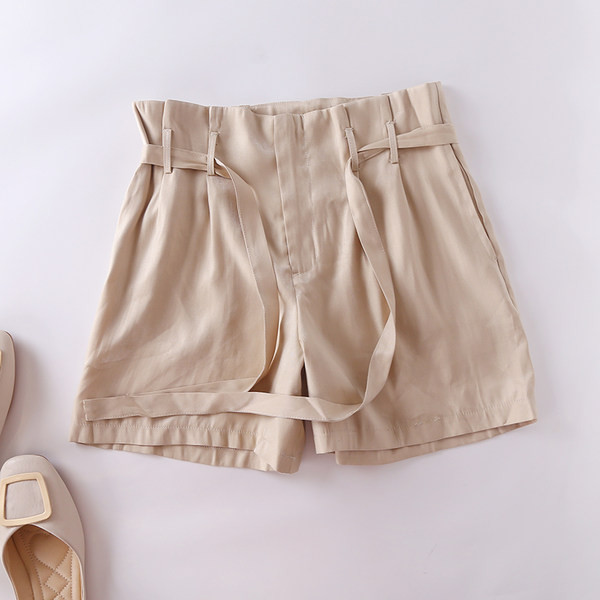 Sieviešu šorti ar augstu vidukli un jostu