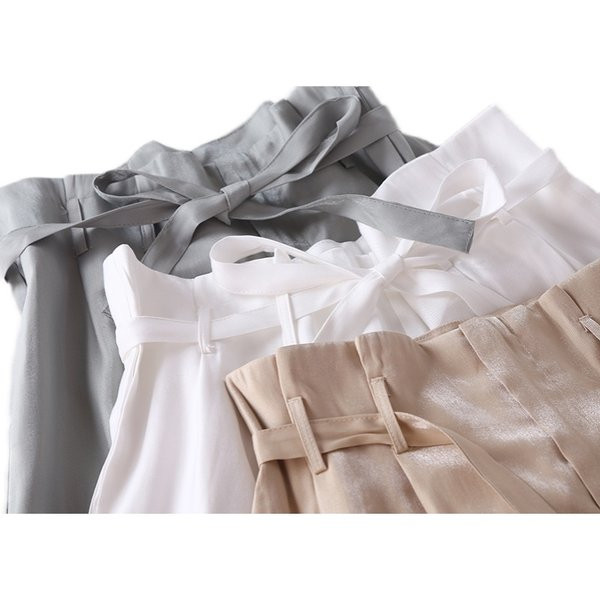 Sieviešu šorti ar augstu vidukli un jostu