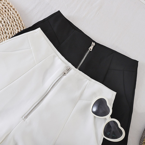 Sieviešu šorti ar rāvējslēdzēju divās krāsās