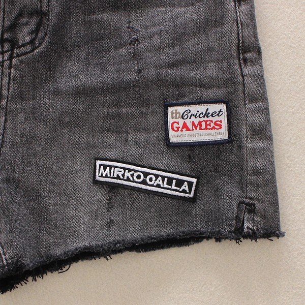 Стилни дамски къси дънкови панталони с бродерия