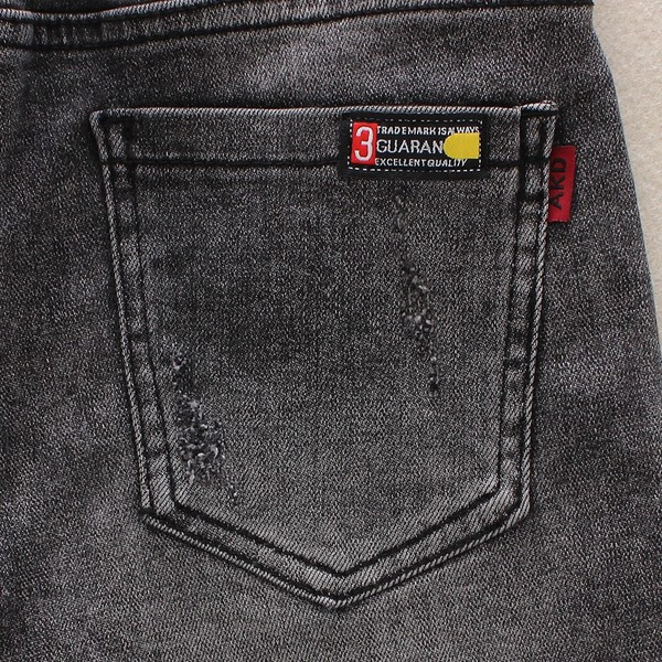 Стилни дамски къси дънкови панталони с бродерия