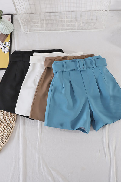 Jauns sieviešu šortu modelis ar jostiņu četrās krāsās