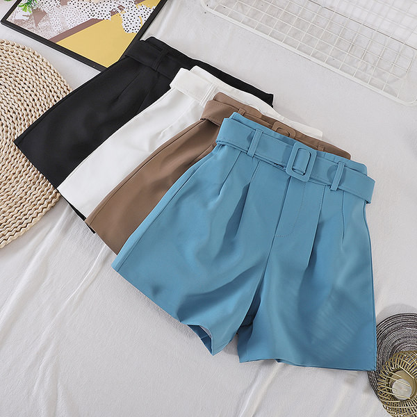 Jauns sieviešu šortu modelis ar jostiņu četrās krāsās