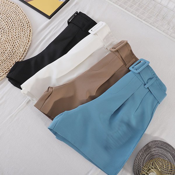 Jauns sieviešu šortu modelis ar jostiņu četrās krāsās