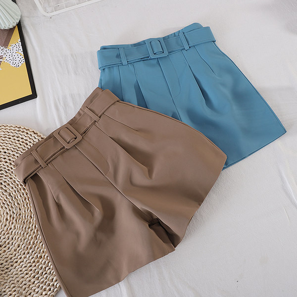 Jauns sieviešu šortu modelis ar jostiņu četrās krāsās