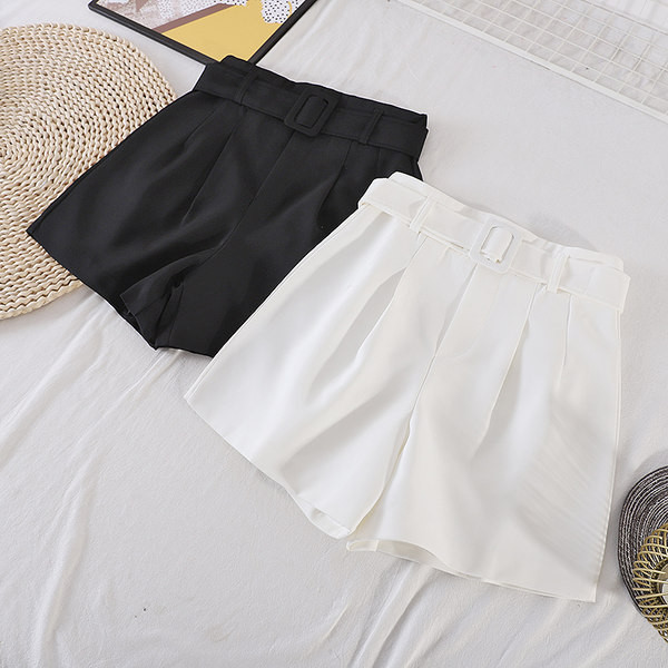 Jauns sieviešu šortu modelis ar jostiņu četrās krāsās