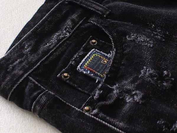 Pantaloni scurti de dama din denim cu motive rupte