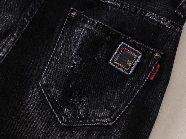 Pantaloni scurti de dama din denim cu motive rupte
