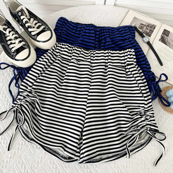 Pantaloni scurți casual de damă în dungi, cu cravate