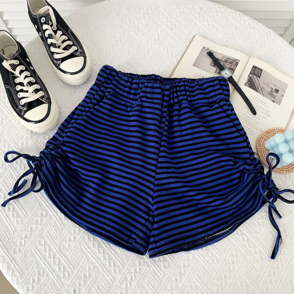 Pantaloni scurți casual de damă în dungi, cu cravate