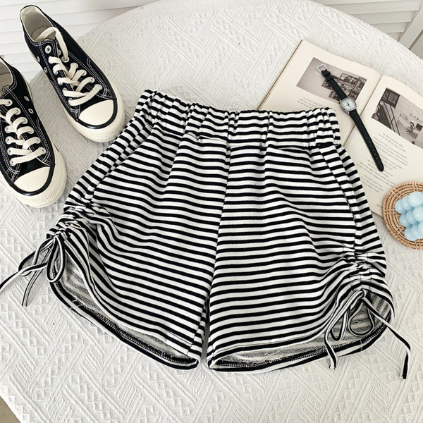 Pantaloni scurți casual de damă în dungi, cu cravate