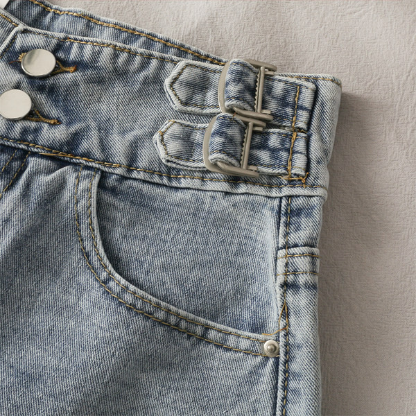 Pantaloni scurți de damă din denim cu motive rupte și nasturi