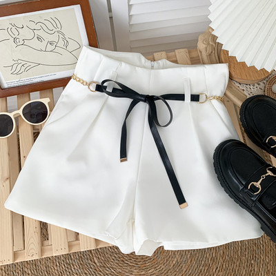 Pantaloni scurți moderni de damă cu curea și talie înaltă - alb și negru