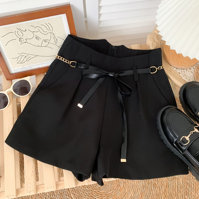 Pantaloni scurți moderni de damă cu curea și talie înaltă - alb și negru