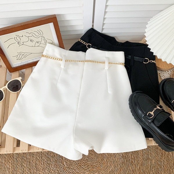 Pantaloni scurți moderni de damă cu curea și talie înaltă - alb și negru