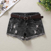 Sieviešu šorti ar saplēstiem motīviem un uzrakstu