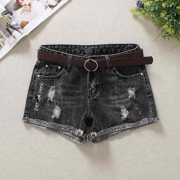 Sieviešu šorti ar saplēstiem motīviem un uzrakstu