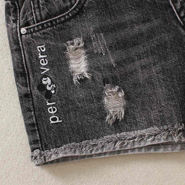 Sieviešu šorti ar saplēstiem motīviem un uzrakstu