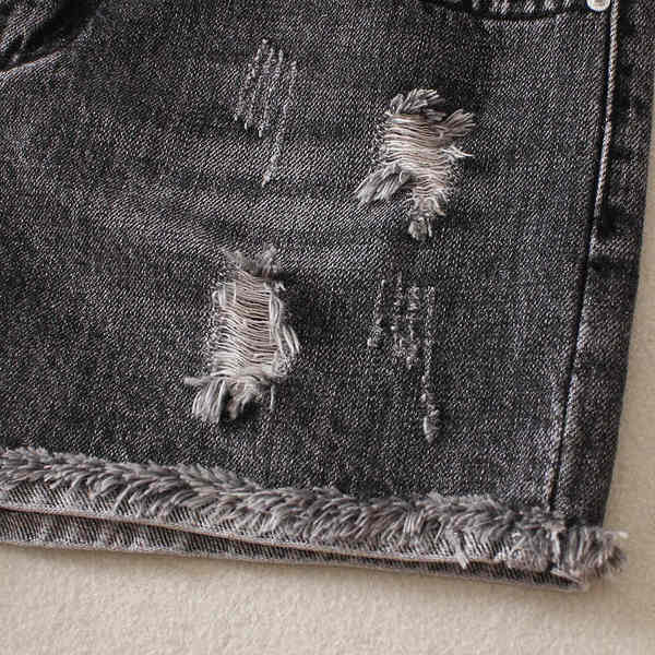 Sieviešu šorti ar saplēstiem motīviem un uzrakstu