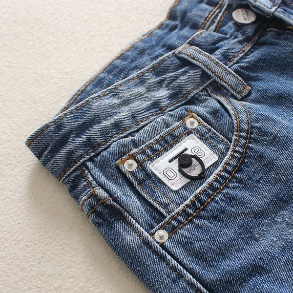 Sieviešu džinsa šorti ar saplēstiem motīviem un kabatām