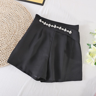 Pantaloni scurți de damă cu talie înaltă și decor