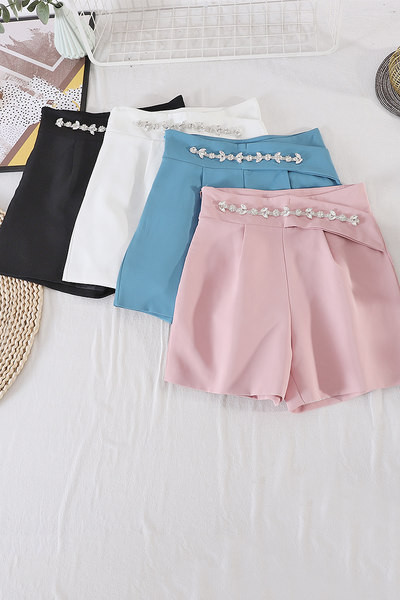 Pantaloni scurți de damă cu talie înaltă și decor
