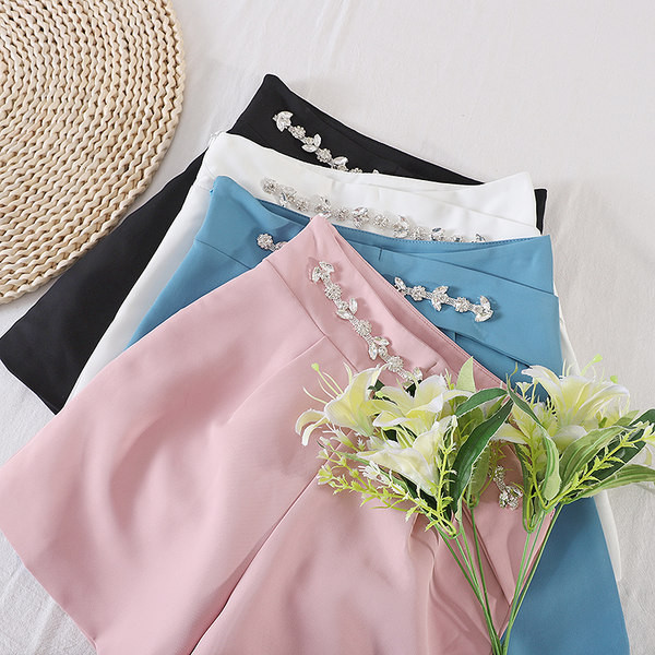 Pantaloni scurți de damă cu talie înaltă și decor