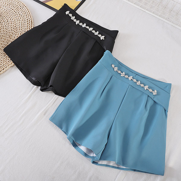 Pantaloni scurți de damă cu talie înaltă și decor