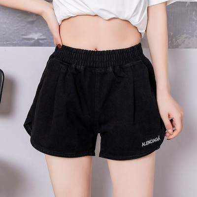 Mūsdienīgi sieviešu šorti ar augstu vidukli un uzrakstu